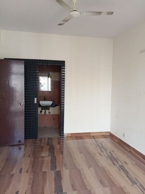 Room in 2.5 BHK Apartment at Mahagun My Woods, Sector 16c Greater Noida – for Rent
