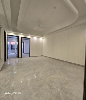 Room in 3 BHK Apartment at Chattarpur – for Rent