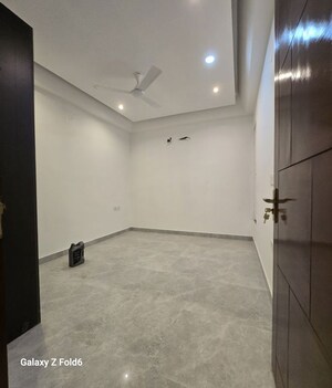 Room in 3 BHK Apartment at Chattarpur – for Rent