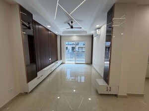 Building Lobby in 3.5 BHK Builder Floor at BPTP Amstoria Country Floor, Sector 102 – for Sale