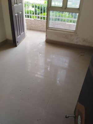 Room in 2 BHK Apartment at Supertech Cape Town, Sector 74 – for Rent