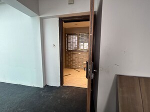 Room in 2 BHK Apartment at Peninsula Salsette 27, Byculla – for Sale