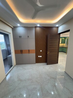 Room in 3 BHK Apartment at Smart World Orchard, Sector 61 – for Rent