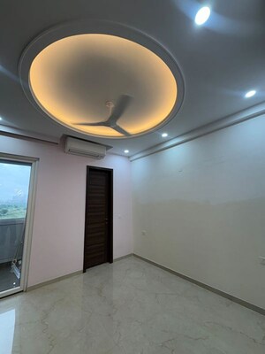 Room in 3 BHK Apartment at Smart World Orchard, Sector 61 – for Rent