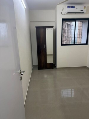 Room in 2.5 BHK Apartment at Puranik City, Kasarvadavali – for Rent