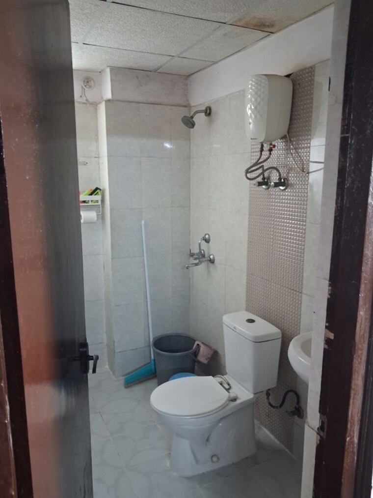 Bathroom, proview-officer-city 2 Bedroom 980 Sq.Ft. Apartment In Raj Nagar Extension Ghaziabad 10713799