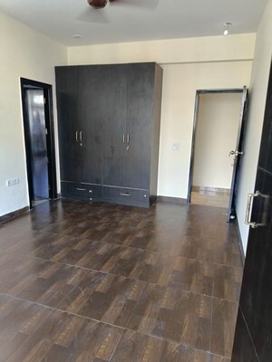 Room in 1 BHK Builder Floor at Sector 14 – for Rent