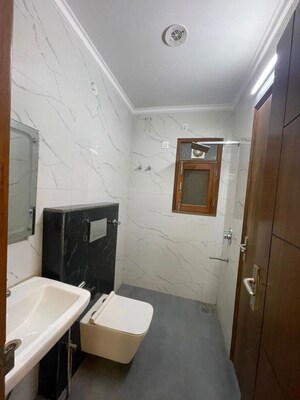 Team Area in 1 BHK Builder Floor at Sector 14 – for Rent