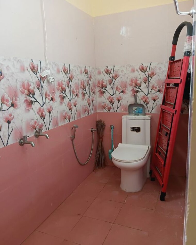 Bathroom, vineet khand Pg For Girls In Vineet Khand 10713900