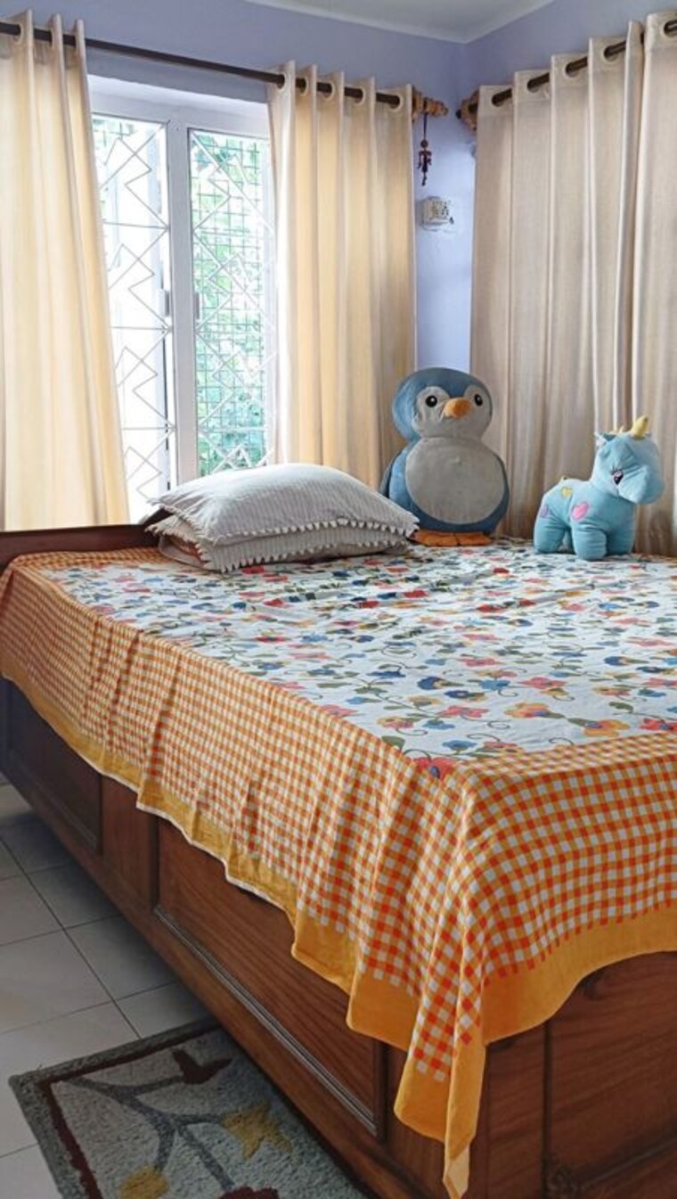 Bedroom, vineet khand Pg For Girls In Vineet Khand 10713918
