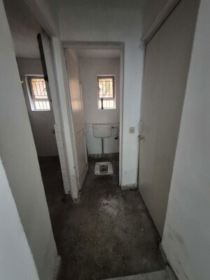 Washroom in 2.5 BHK Apartment at Mayur Vihar – for Rent