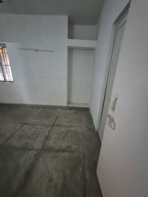 Room in 2.5 BHK Apartment at Mayur Vihar – for Rent