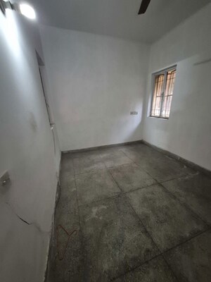 Room in 2.5 BHK Apartment at Mayur Vihar – for Rent