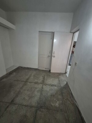 Furnished Amenities in 2.5 BHK Apartment at Mayur Vihar – for Rent