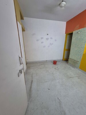 Room in 2.5 BHK Apartment at Mayur Vihar – for Rent