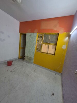 Room in 2.5 BHK Apartment at Mayur Vihar – for Rent
