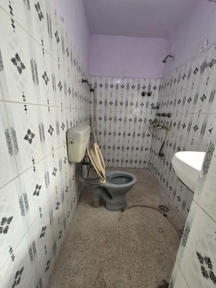 Bathroom, mayur vihar 2.5 Bedroom 810 Sq.Ft. Apartment In Mayur Vihar Delhi 10713968