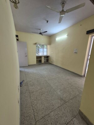 Room in 2.5 BHK Apartment at Mayur Vihar – for Sale