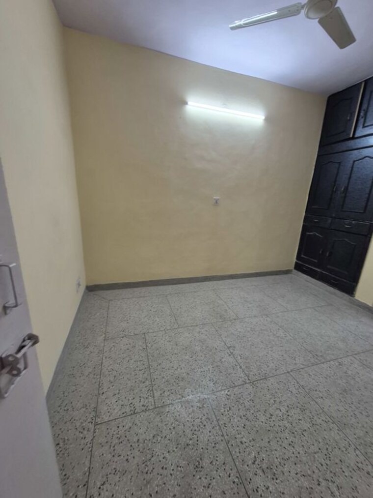 Room, mayur vihar 2.5 Bedroom 810 Sq.Ft. Apartment In Mayur Vihar Delhi 10713968
