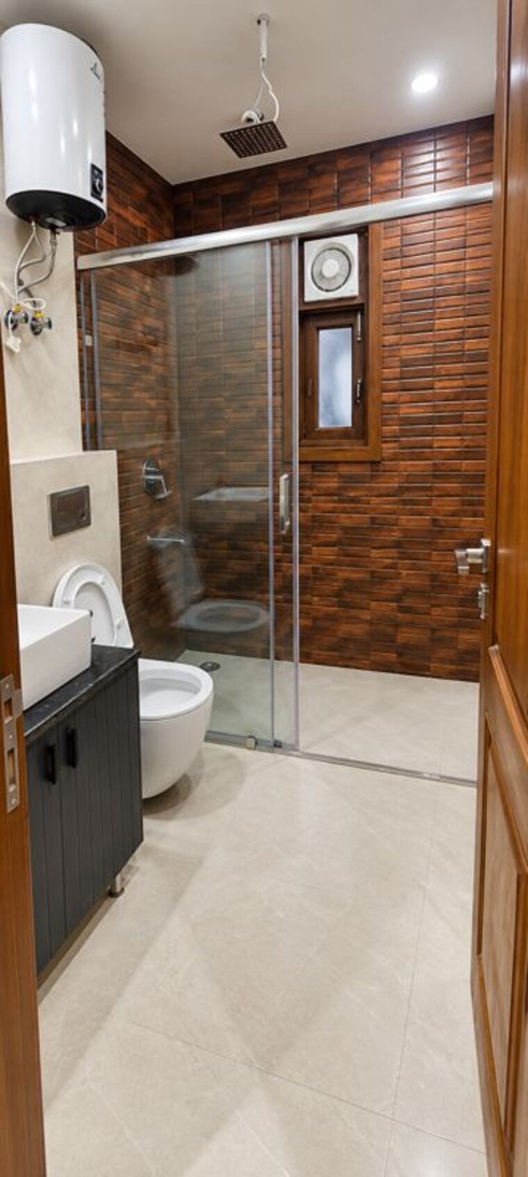 Bathroom, chittaranjan park 3 Bedroom 160 Sq.Yd. Builder Floor In Chittaranjan Park Delhi 10714004
