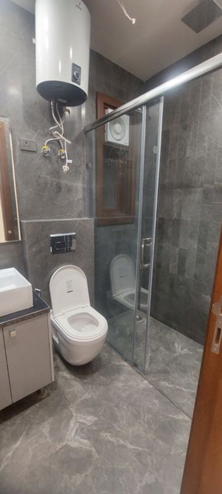 Bathroom, chittaranjan park 3 Bedroom 160 Sq.Yd. Builder Floor In Chittaranjan Park Delhi 10714004