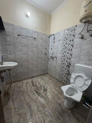 Bathroom in 2.5 BHK Builder Floor at Sector 40 – for Rent