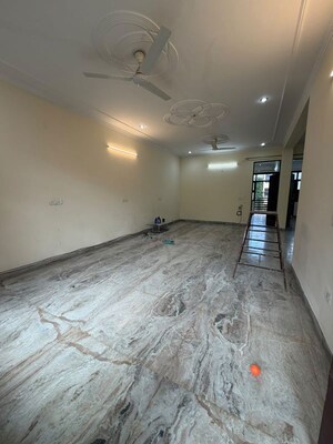 Room in 2.5 BHK Builder Floor at Sector 40 – for Rent