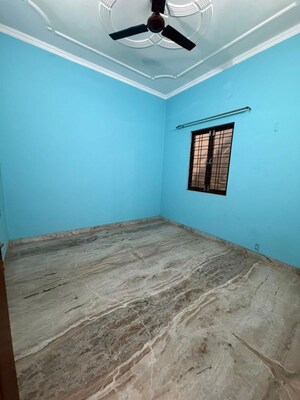 Room in 2.5 BHK Builder Floor at Sector 40 – for Rent