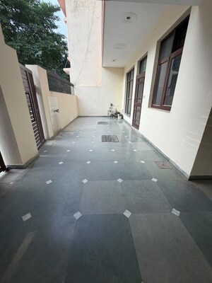 Building Lobby in 2.5 BHK Builder Floor at Sector 40 – for Rent