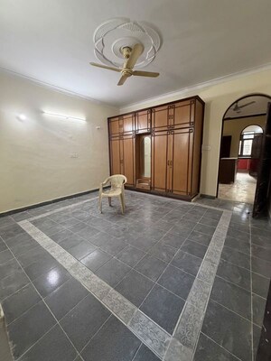 Room in 2.5 BHK Builder Floor at Sector 40 – for Rent