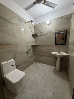 Bathroom in 2.5 BHK Builder Floor at Sector 40 – for Rent