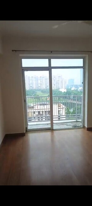 Room in 3 BHK Apartment at Jaypee Greens Pavilion Court, Sector 128 – for Rent