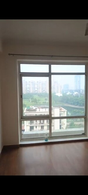 Room in 3 BHK Apartment at Jaypee Greens Pavilion Court, Sector 128 – for Rent