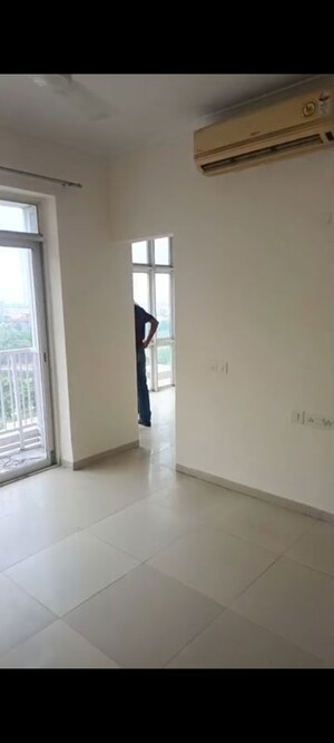Room in 3 BHK Apartment at Jaypee Greens Pavilion Court, Sector 128 – for Rent
