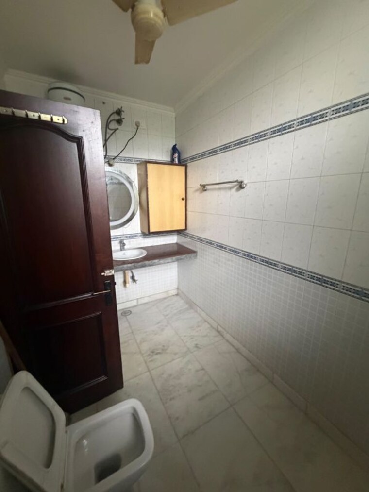 Bathroom, sector 14 3 Bedroom 2300 Sq.Ft. Builder Floor In Sector 14 Gurgaon 10714408
