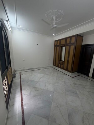 Room in 3 BHK Builder Floor at Sector 14 – for Rent