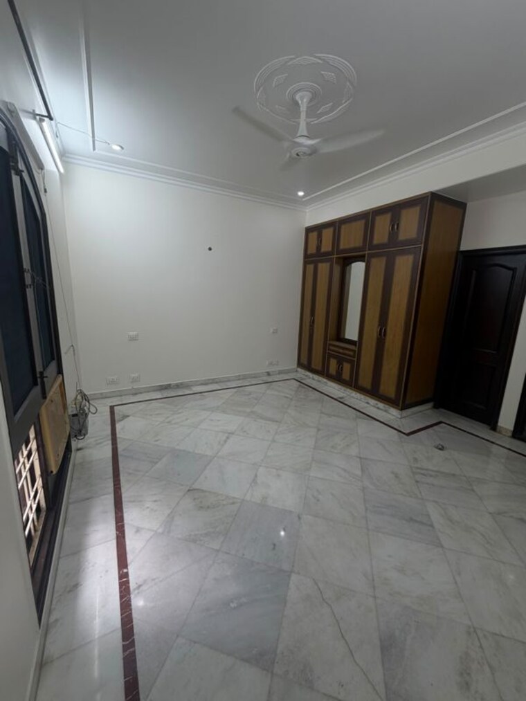 Room, sector 14 3 Bedroom 2300 Sq.Ft. Builder Floor In Sector 14 Gurgaon 10714408