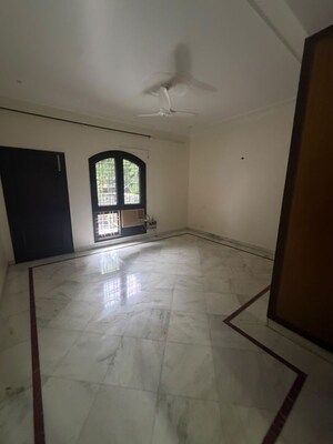 Room in 3 BHK Builder Floor at Sector 14 – for Rent