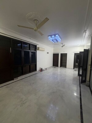 Room in 3 BHK Builder Floor at Sector 14 – for Rent