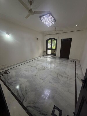 Room in 3 BHK Builder Floor at Sector 14 – for Rent