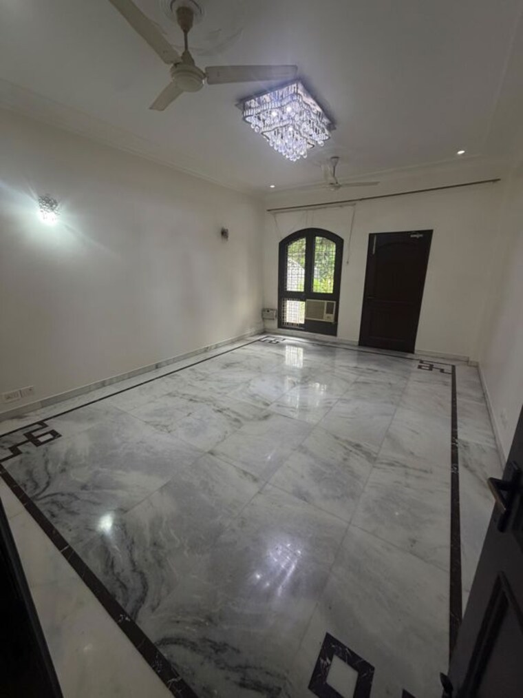 Room, sector 14 3 Bedroom 2300 Sq.Ft. Builder Floor In Sector 14 Gurgaon 10714408