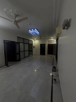 Room in 3 BHK Builder Floor at Sector 14 – for Rent