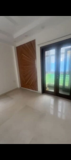 Room in 3 BHK Builder Floor at Lajpat Nagar – for Rent
