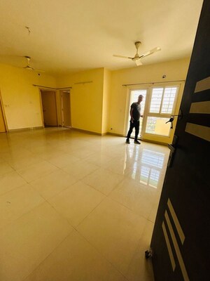 Room in 2.5 BHK Apartment at UPAEVP Mandakini Enclave, Raebareli Road – for Rent