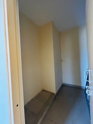 Room in 2.5 BHK Apartment at UPAEVP Mandakini Enclave, Raebareli Road – for Rent