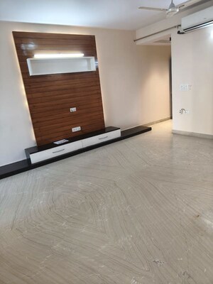 Room in 3.5 BHK Apartment at Mahagun Mezzaria, Sector 78 – for Rent