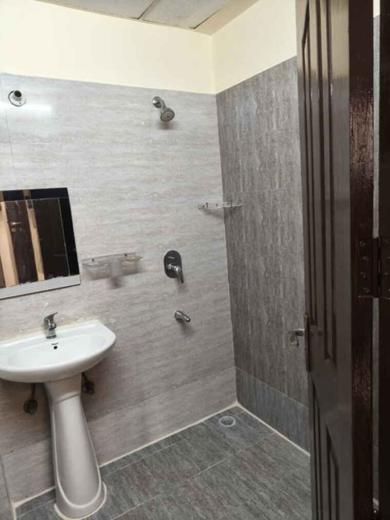 Bathroom, mahagun-mezzaria 3.5 Bedroom 2500 Sq.Ft. Apartment In Sector 78 Noida 10714521
