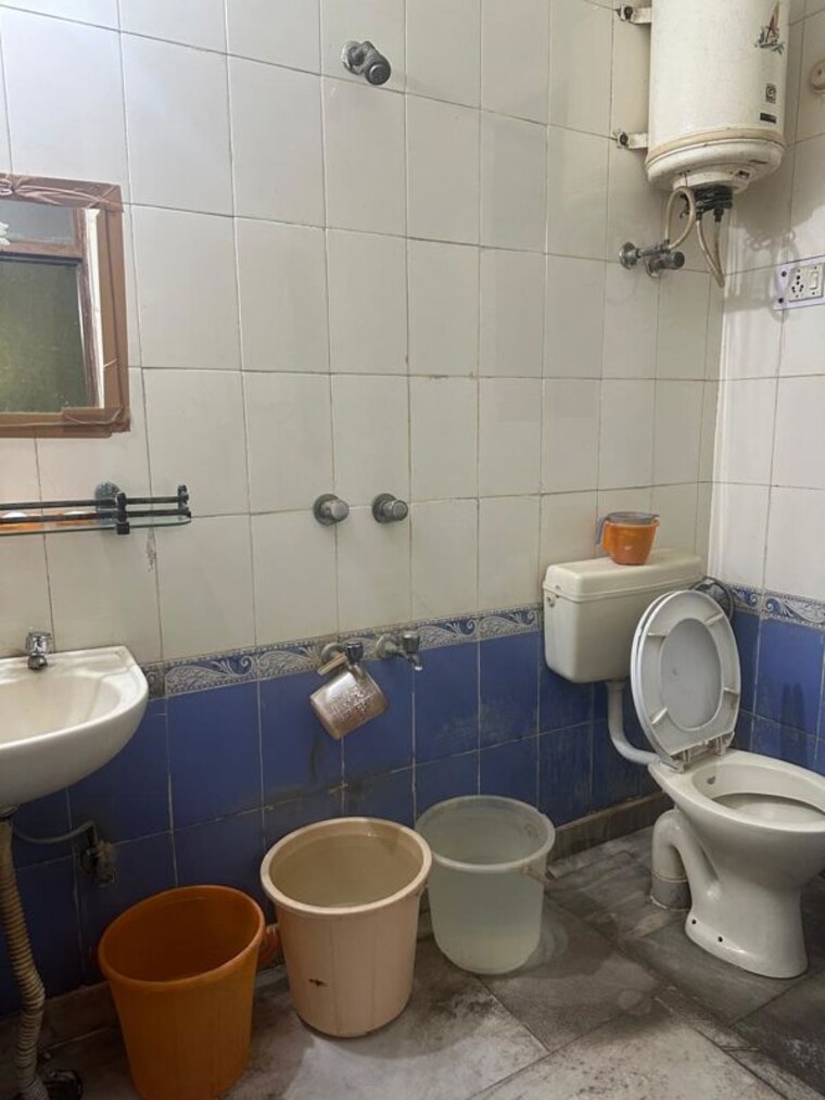 Bathroom, khirki extension 1 Bedroom 450 Sq.Ft. Builder Floor In Khirki Extension Delhi 10714566