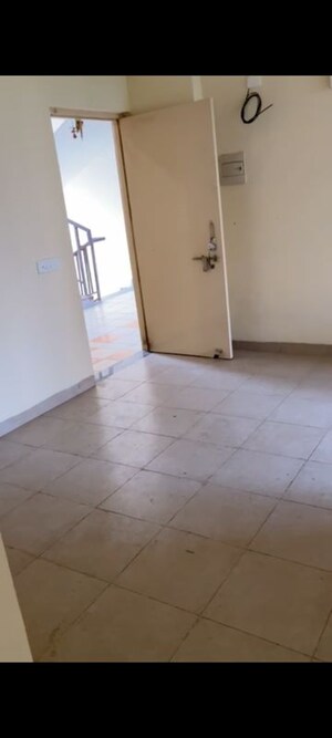 Room in 2 BHK Apartment at Wave City, Wave City – for Rent