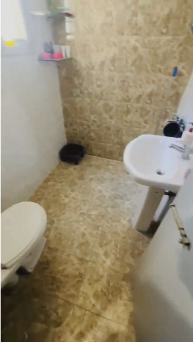 Bathroom, kharar road 2 Bedroom 975 Sq.Ft. Apartment In Kharar Road Mohali 10712353